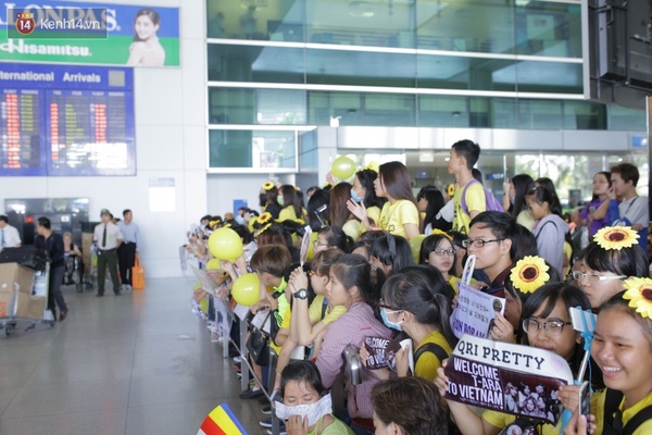 T-ara đã đổ bộ Việt Nam, chăm chỉ chụp ảnh cùng đám đông V-Queens vây kín tại sân bay - Ảnh 21.