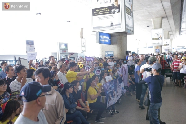 T-ara đã đổ bộ Việt Nam, chăm chỉ chụp ảnh cùng đám đông V-Queens vây kín tại sân bay - Ảnh 16.