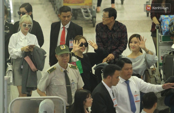 T-ara đã đổ bộ Việt Nam, chăm chỉ chụp ảnh cùng đám đông V-Queens vây kín tại sân bay - Ảnh 4.