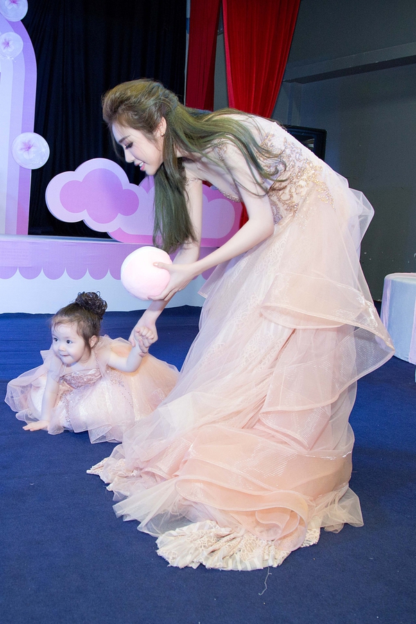 Bé Mộc Trà diện đầm đôi, lần đầu xuất hiện cùng mẹ Elly Trần tại sự kiện - Ảnh 13.