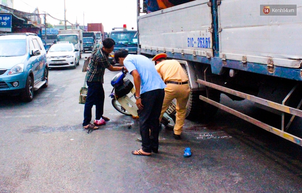 TP. HCM: Va chạm giữa xe tải và xe máy, 2 thiếu nữ thương vong - Ảnh 1.