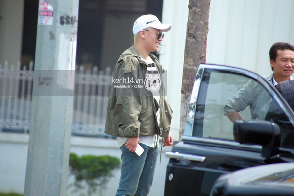 Ảnh và Clip: Seung Ri bất ngờ xuất hiện ở sân bay Nội Bài vào trưa nay - Ảnh 3.