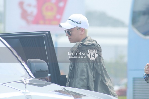 Ảnh và Clip: Seung Ri bất ngờ xuất hiện ở sân bay Nội Bài vào trưa nay - Ảnh 12.