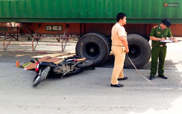 TP. HCM: C&ocirc; gái 20 tu&ocirc;̉i chết thảm khi xe container cu&ocirc;́n vào g&acirc;̀m - Ảnh 1.