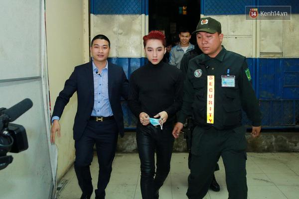 Sơn T&ugrave;ng căng thẳng, lạnh l&ugrave;ng trong hậu trường liveshow ở H&agrave; Nội - Ảnh 1.