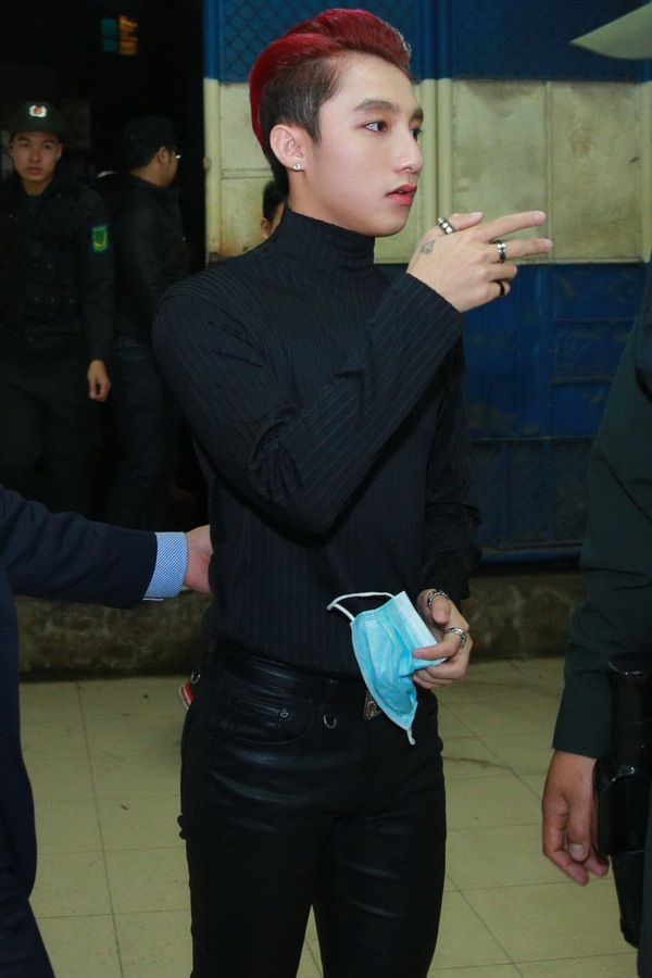 Sơn T&ugrave;ng căng thẳng, lạnh l&ugrave;ng trong hậu trường liveshow ở H&agrave; Nội - Ảnh 2.