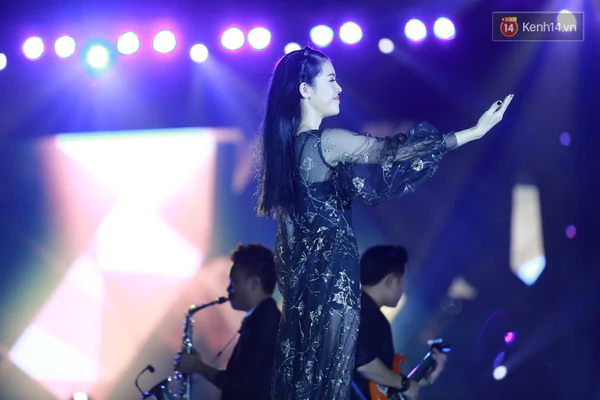 Sơn T&ugrave;ng M-TP nhảy tưng tưng như đứa trẻ sau khi song ca với Thu Phương - Ảnh 4.