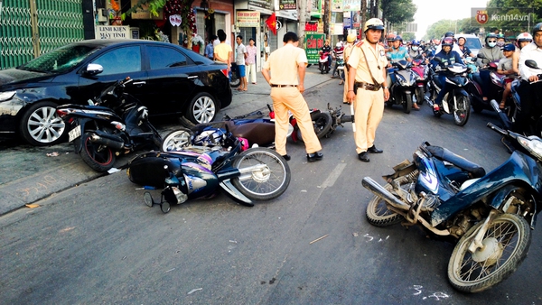 TP. HCM: Ô tô  điên tông và kéo lê hàng loạt xe máy trên đường, nhiều người bị thương - Ảnh 1.