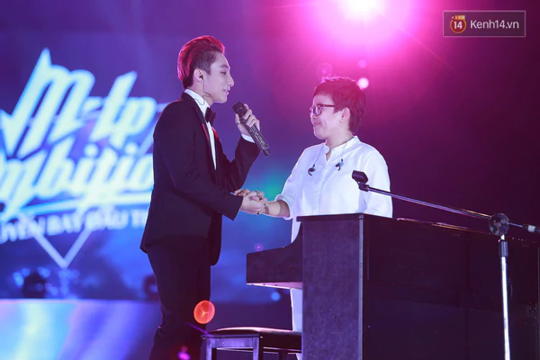 Sơn T&ugrave;ng M-TP nhảy tưng tưng như đứa trẻ sau khi song ca với Thu Phương - Ảnh 10.