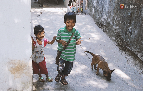 Cậu bé bán vé số và chú chó què: Milu là em út của em, em thương nó lắm! - Ảnh 5.