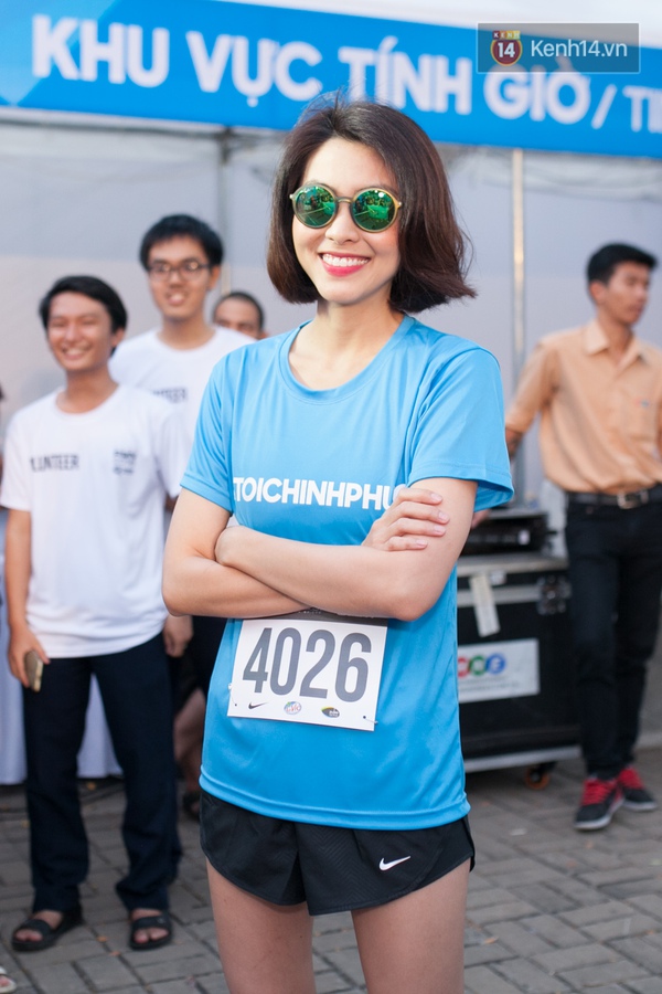 Tăng Thanh H&agrave;,  &Aacute; hậu Th&uacute;y V&acirc;n c&ugrave;ng h&agrave;ng ngh&igrave;n người chinh phục cầu Ph&uacute; Mỹ - Ảnh 2.