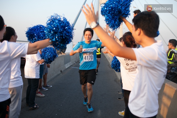 Tăng Thanh Hà,  Á hậu Thúy Vân cùng hàng nghìn người chinh phục cầu Phú Mỹ - Ảnh 12.