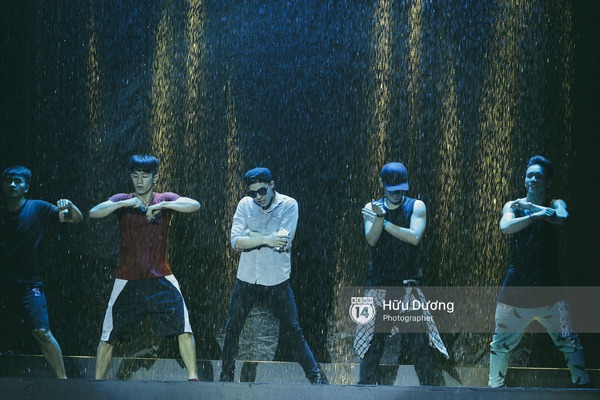 Noo Phước Thịnh tắm mưa trên sân khấu Chung kết The Remix - Ảnh 2.