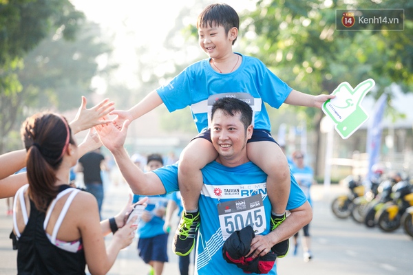 Tăng Thanh H&agrave;,  &Aacute; hậu Th&uacute;y V&acirc;n c&ugrave;ng h&agrave;ng ngh&igrave;n người chinh phục cầu Ph&uacute; Mỹ - Ảnh 18.