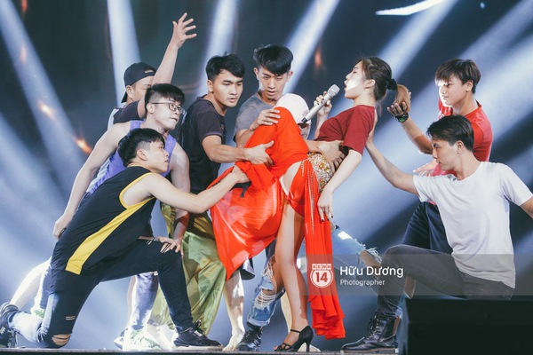 Noo Phước Thịnh tắm mưa trên sân khấu Chung kết The Remix - Ảnh 10.