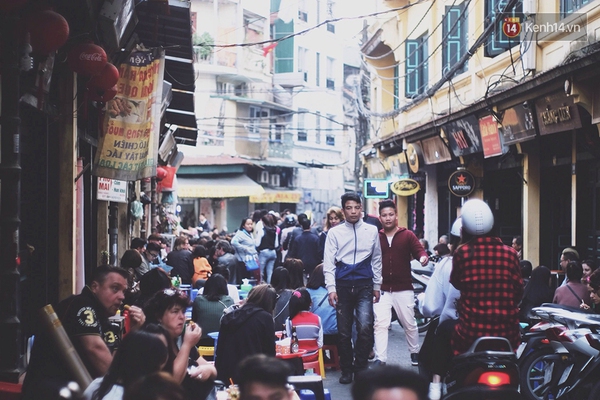 Tạ Hiện chiều m&ugrave;ng 3 - vẫn tấp nập kh&ocirc;ng thua g&igrave; ng&agrave;y thường - Ảnh 13.