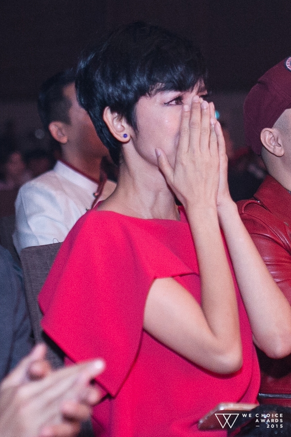 Khách mời rơi nước mắt khi nhìn lại 10 câu chuyện truyền cảm hứng năm 2015 tại Gala WeChoice Awards - Ảnh 4.