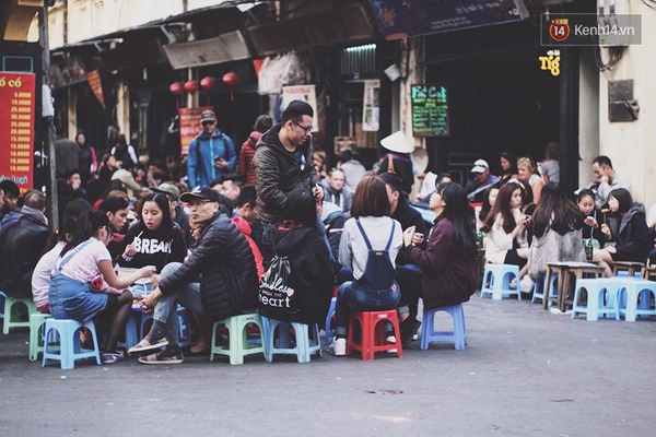 Tạ Hiện chiều mùng 3 - vẫn tấp nập không thua gì ngày thường - Ảnh 1.