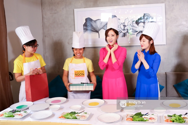 Theo ch&acirc;n 4 c&ocirc; n&agrave;ng T-ara trải nghiệm ẩm thực, điệu nhảy truyền thống của Việt Nam - Ảnh 1.
