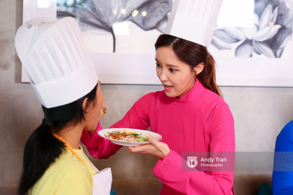 Theo ch&acirc;n 4 c&ocirc; n&agrave;ng T-ara trải nghiệm ẩm thực, điệu nhảy truyền thống của Việt Nam - Ảnh 12.
