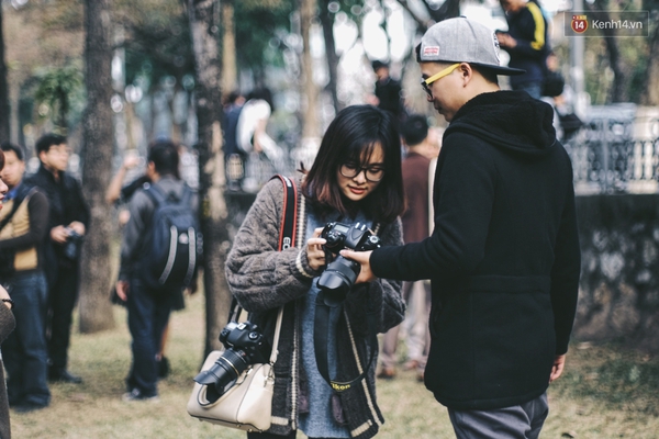 Cuối tuần bạn trẻ Hà Nội chen chân giẫm lên cỏ để tạo dáng ở đường bằng lăng lá đỏ Kim Mã - Ảnh 5.