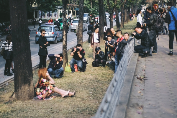 Cuối tuần bạn trẻ Hà Nội chen chân giẫm lên cỏ để tạo dáng ở đường bằng lăng lá đỏ Kim Mã - Ảnh 3.