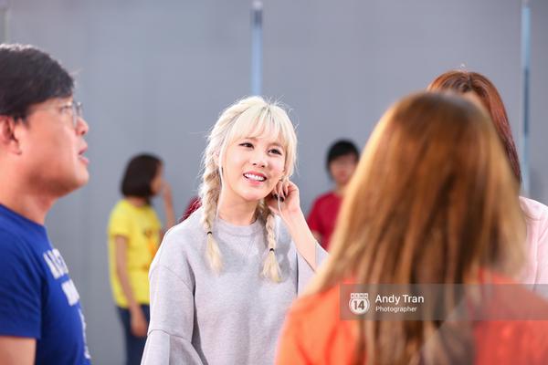 Theo ch&acirc;n 4 c&ocirc; n&agrave;ng T-ara trải nghiệm ẩm thực, điệu nhảy truyền thống của Việt Nam - Ảnh 18.