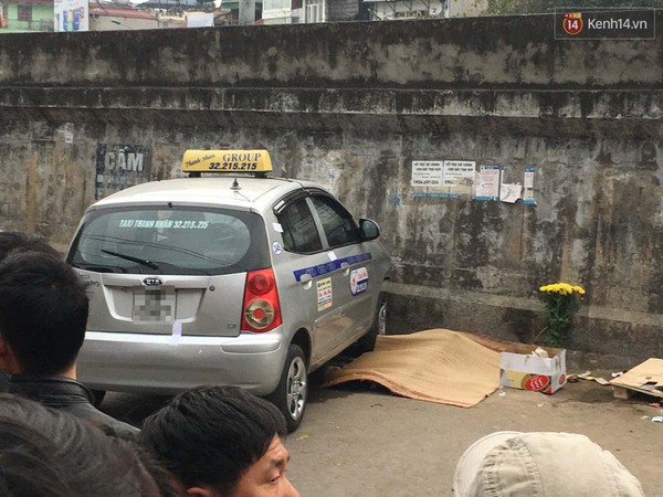 H&agrave; Nội: Đang c&ugrave;ng b&eacute; trai chơi đ&ugrave;a tr&ecirc;n vỉa h&egrave;, b&agrave; gi&uacute;p việc bị taxi t&ocirc;ng tử vong - Ảnh 1.