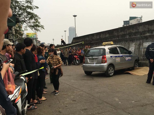 H&agrave; Nội: Đang c&ugrave;ng b&eacute; trai chơi đ&ugrave;a tr&ecirc;n vỉa h&egrave;, b&agrave; gi&uacute;p việc bị taxi t&ocirc;ng tử vong - Ảnh 2.