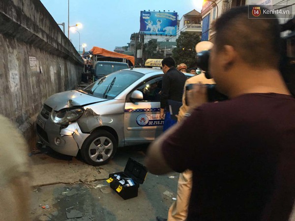 H&agrave; Nội: Đang c&ugrave;ng b&eacute; trai chơi đ&ugrave;a tr&ecirc;n vỉa h&egrave;, b&agrave; gi&uacute;p việc bị taxi t&ocirc;ng tử vong - Ảnh 3.
