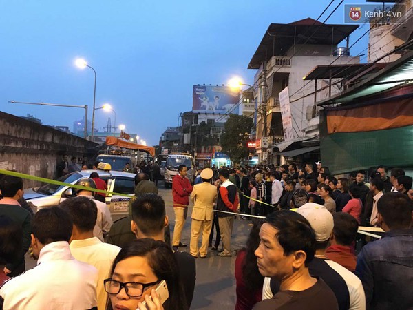 H&agrave; Nội: Đang c&ugrave;ng b&eacute; trai chơi đ&ugrave;a tr&ecirc;n vỉa h&egrave;, b&agrave; gi&uacute;p việc bị taxi t&ocirc;ng tử vong - Ảnh 4.