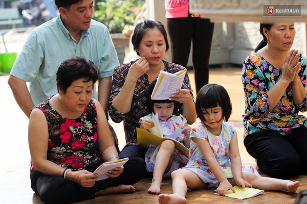 Sợ đội quân chích điện, người Sài Gòn thuê thuyền máy ra sông thả cá chép tiễn Táo quân - Ảnh 7.