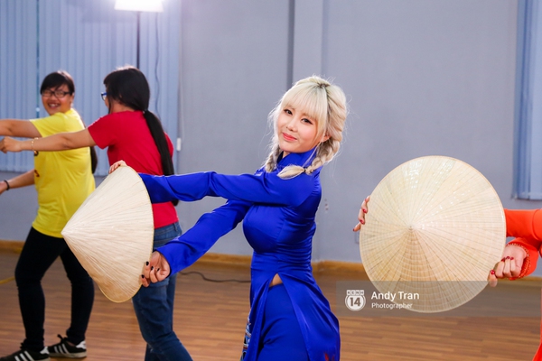 Theo ch&acirc;n 4 c&ocirc; n&agrave;ng T-ara trải nghiệm ẩm thực, điệu nhảy truyền thống của Việt Nam - Ảnh 30.