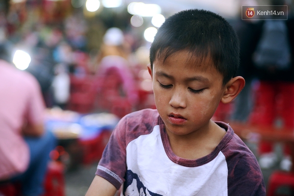 Hoàn cảnh khó nhọc của cậu bé 10 tuổi bán bánh tráng nướng nổi tiếng tại chợ Đà Lạt - Ảnh 4.