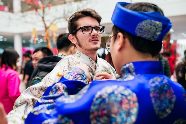 Ngắm sinh viên quốc tế rực rỡ trong trang phục truyền thống Việt Nam - Ảnh 3.