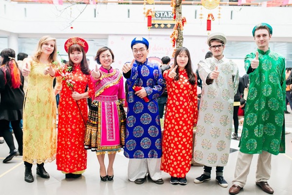 Ngắm sinh viên quốc tế rực rỡ trong trang phục truyền thống Việt Nam - Ảnh 5.