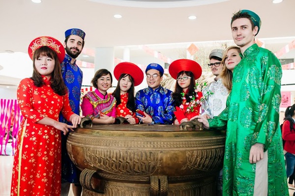 Ngắm sinh viên quốc tế rực rỡ trong trang phục truyền thống Việt Nam - Ảnh 6.