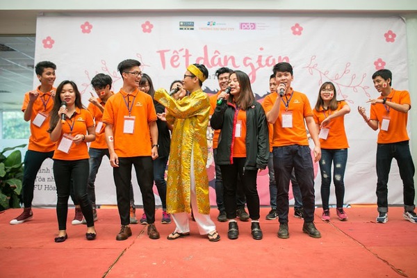 Ngắm sinh viên quốc tế rực rỡ trong trang phục truyền thống Việt Nam - Ảnh 1.