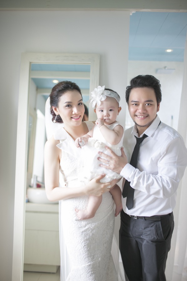 Trang Nhung khoe bộ ảnh cưới hạnh phúc cùng chồng và con gái cưng - Ảnh 2.