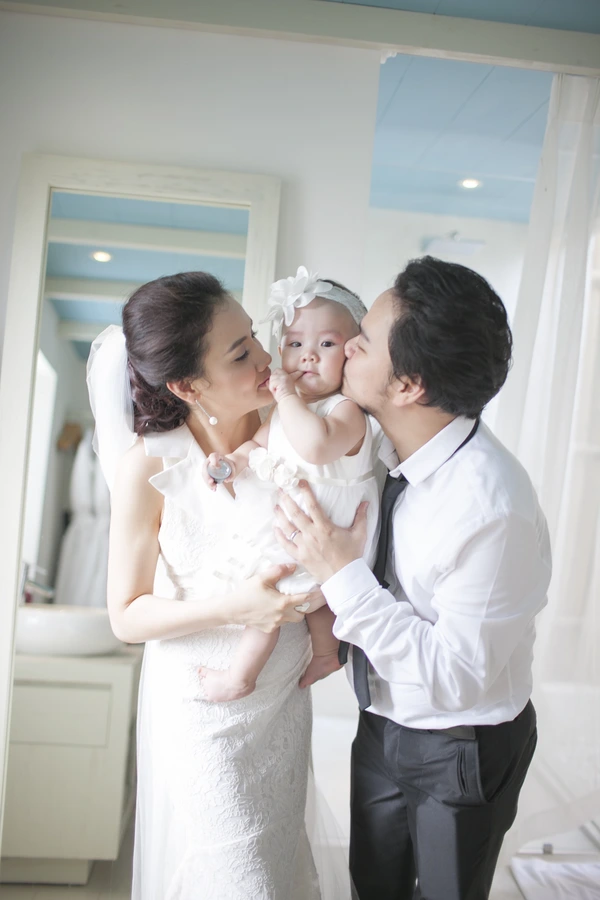 Trang Nhung khoe bộ ảnh cưới hạnh phúc cùng chồng và con gái cưng - Ảnh 3.