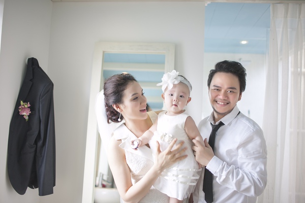 Trang Nhung khoe bộ ảnh cưới hạnh phúc cùng chồng và con gái cưng - Ảnh 4.