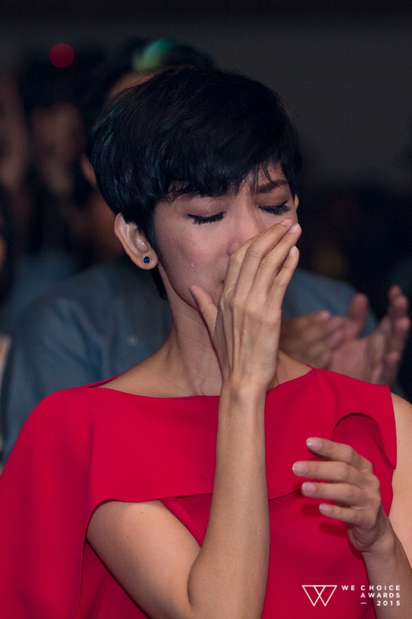 Khách mời rơi nước mắt khi nhìn lại 10 câu chuyện truyền cảm hứng năm 2015 tại Gala WeChoice Awards - Ảnh 7.