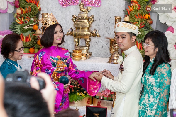 Vân Trang diện Hoàng bào, hạnh phúc được chú rể Việt kiều hôn trong ngày cưới - Ảnh 7.