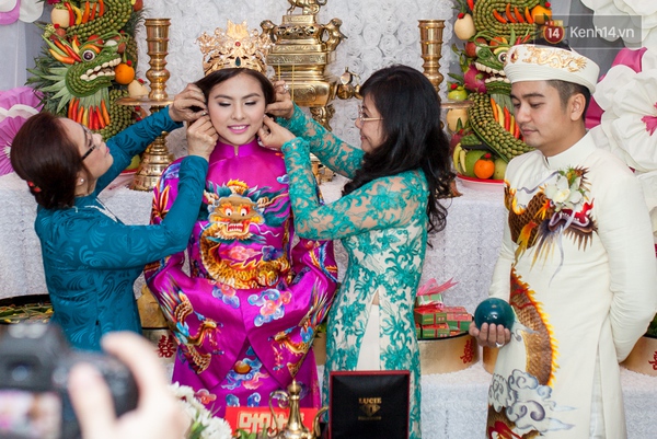 Vân Trang diện Hoàng bào, hạnh phúc được chú rể Việt kiều hôn trong ngày cưới - Ảnh 6.
