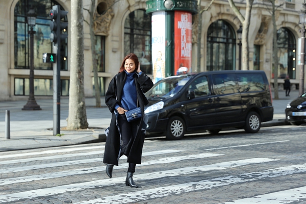 Thanh Hằng & Harry Lu khoe street style cực chất tr&ecirc;n đường phố Paris - Ảnh 3.