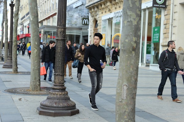 Thanh Hằng & Harry Lu khoe street style cực chất tr&ecirc;n đường phố Paris - Ảnh 7.