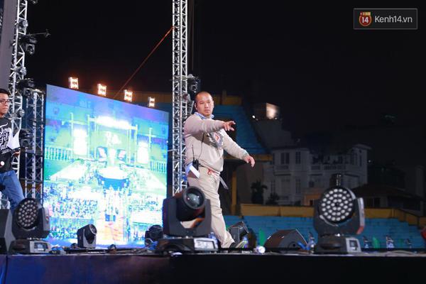 Sơn T&ugrave;ng căng thẳng, lạnh l&ugrave;ng trong hậu trường liveshow ở H&agrave; Nội - Ảnh 17.
