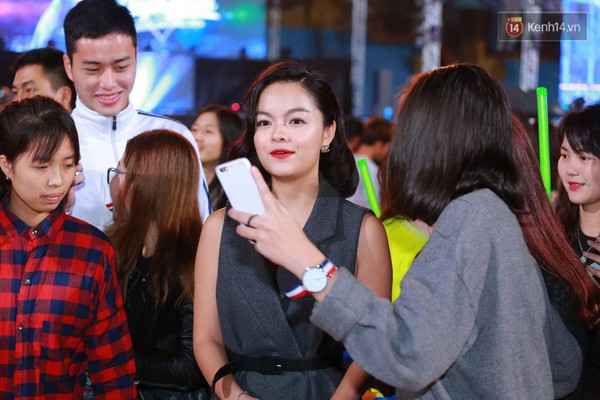 Sơn T&ugrave;ng căng thẳng, lạnh l&ugrave;ng trong hậu trường liveshow ở H&agrave; Nội - Ảnh 10.