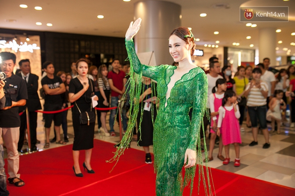 Trường Giang d&iacute;nh như sam với Nh&atilde; Phương, bỏ Angela Phương Trinh lẻ loi - Ảnh 5.