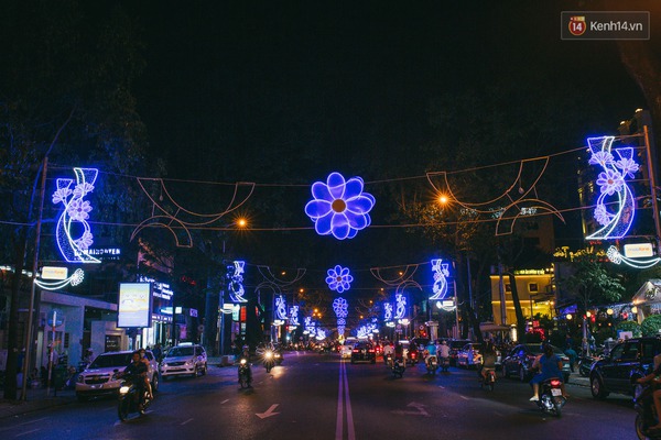 Chùm ảnh: Rực rỡ đèn hoa trang trí Tết trên các tuyến đường trung tâm Sài Gòn - Ảnh 6.